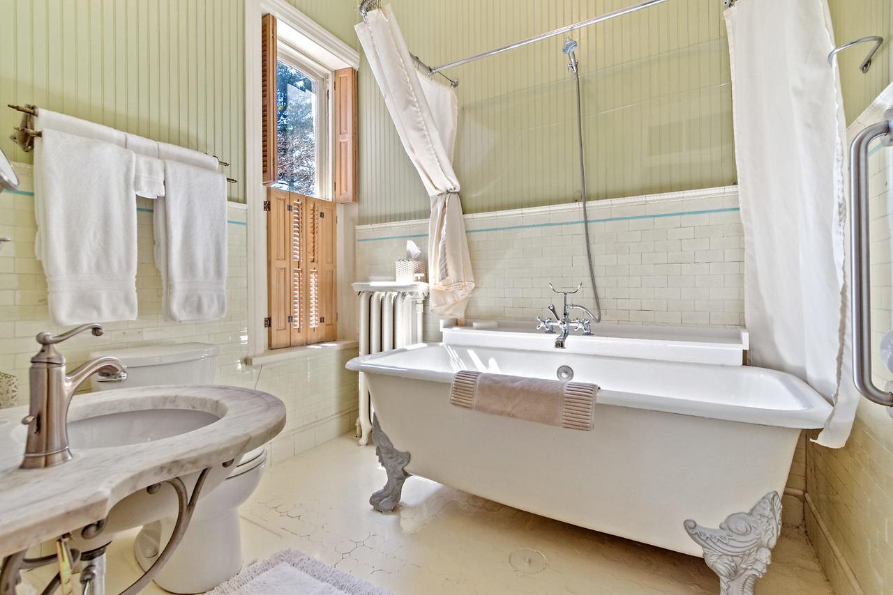 Lovelace Manor Bed And Breakfast Ланкастър Екстериор снимка